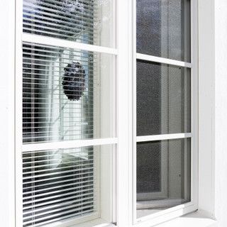 Hyttyspuite asennettuna ikkunan ulkopuolelle sälekaihtimen edessä