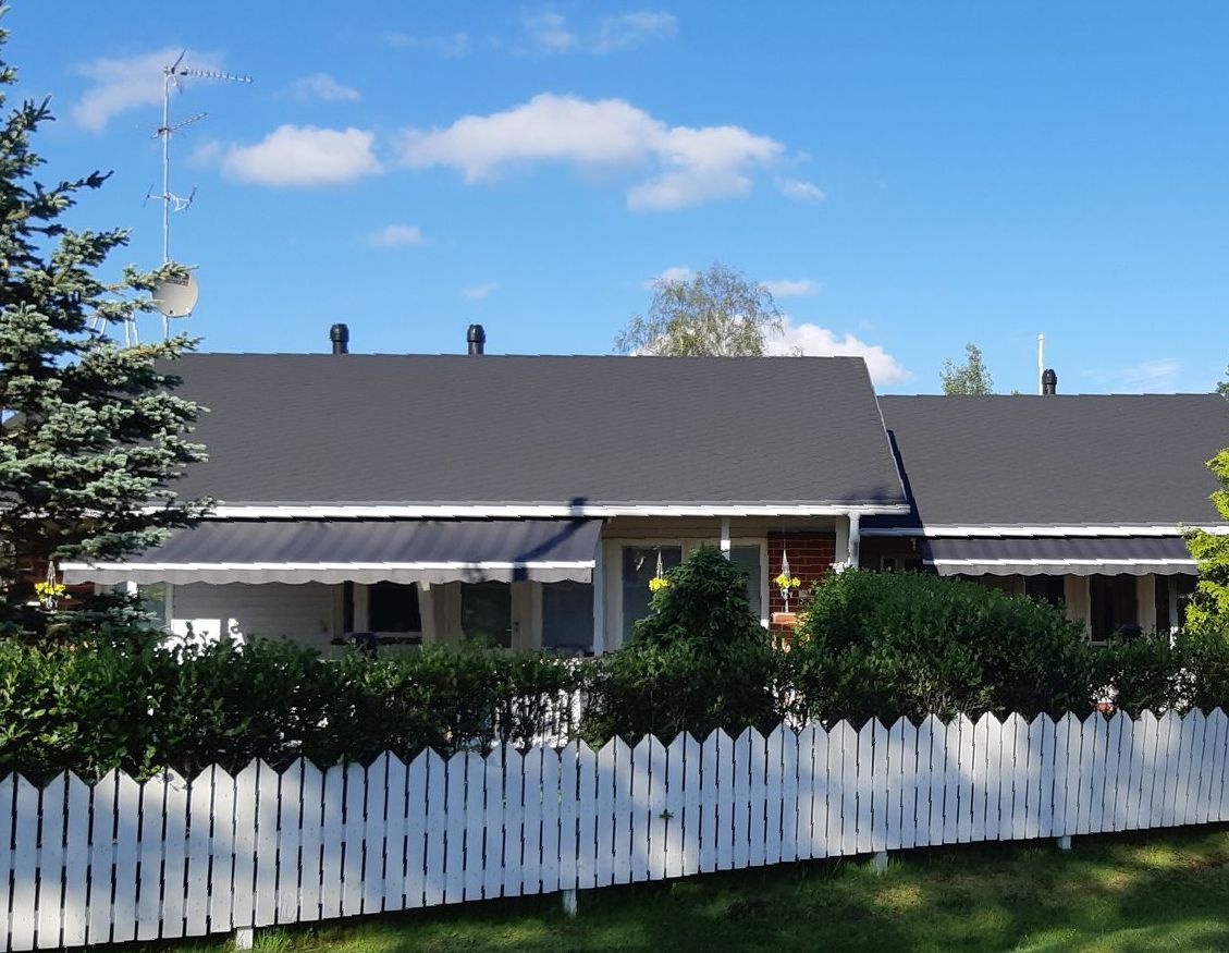 Vaaleat terassimarkiisit levitettyinä rivitalon terassien ylle