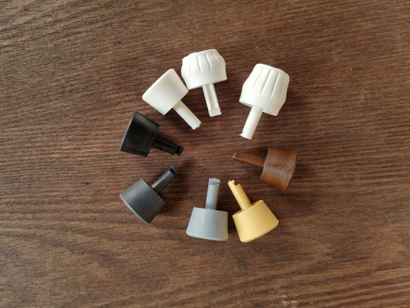 Handy-säätimen nuppeja eri väreissä: valkoinen, musta, harmaa, beige ja ruskea